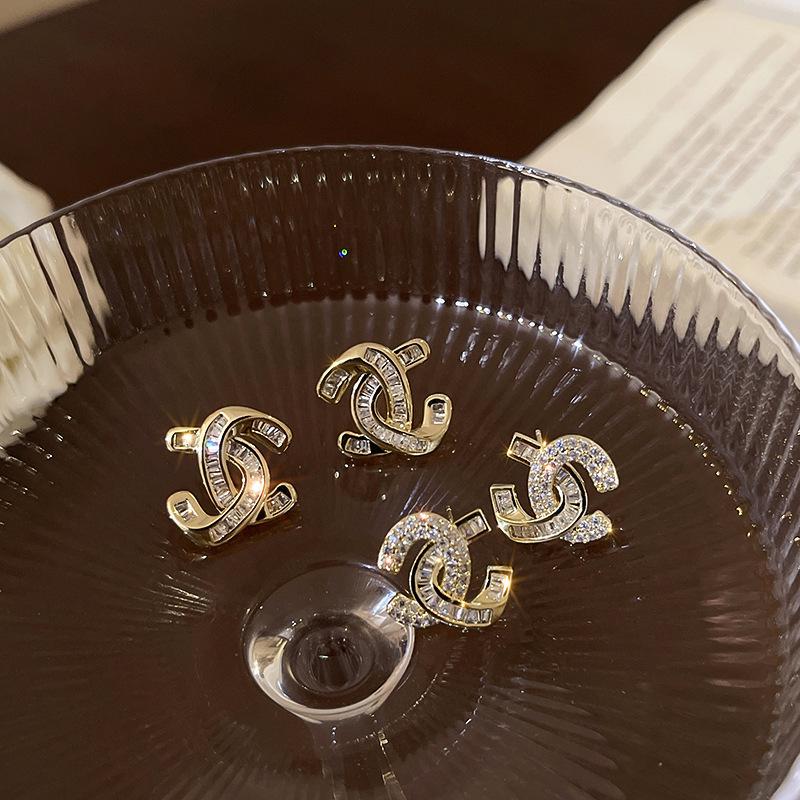 Eleganckie kolczyki sztyfty ze srebra próby 925 z cyrkoniami pavé w kształcie podwójnego C, geometryczne