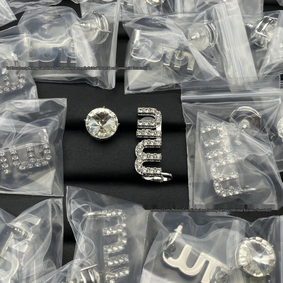 

Серьги-пусеты Miu Miu Сердце Эмаль - Женская Мода Универсальные Высокая Версия Ювелирные Изделия с Буквами Miu