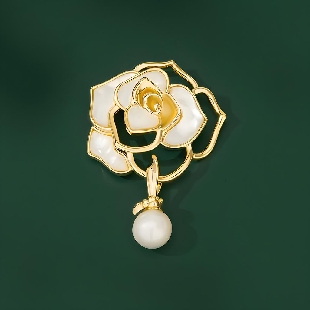 Eine hochwertige weibliche Luxusbrosche mit einem Hauch von Perlmutt und Kamelie, die ein einzigartiges und Nischen-Design aufweist