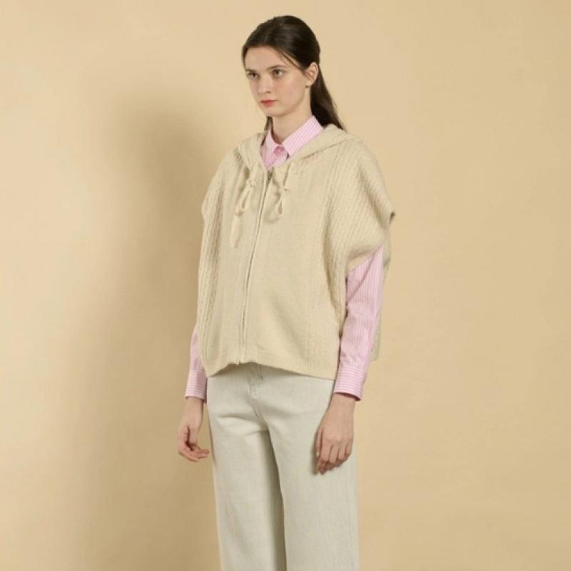 BCBG Cable Hood Knit Zip Cape B6s1v502