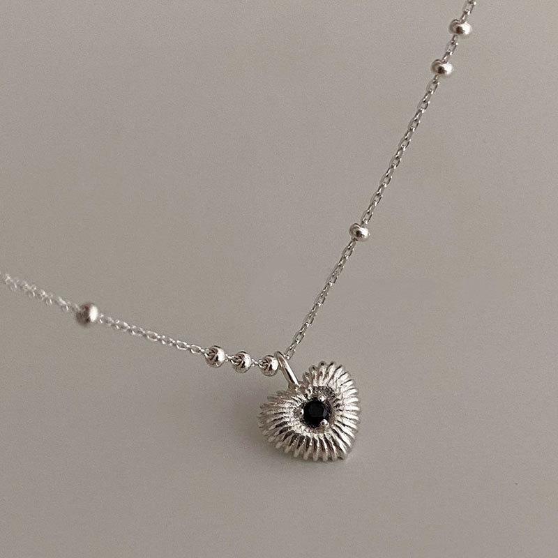 Vertical Diamond Inlaid Mini Love Necklace with Versatile Heart Shaped Zircon Collarbone Chain