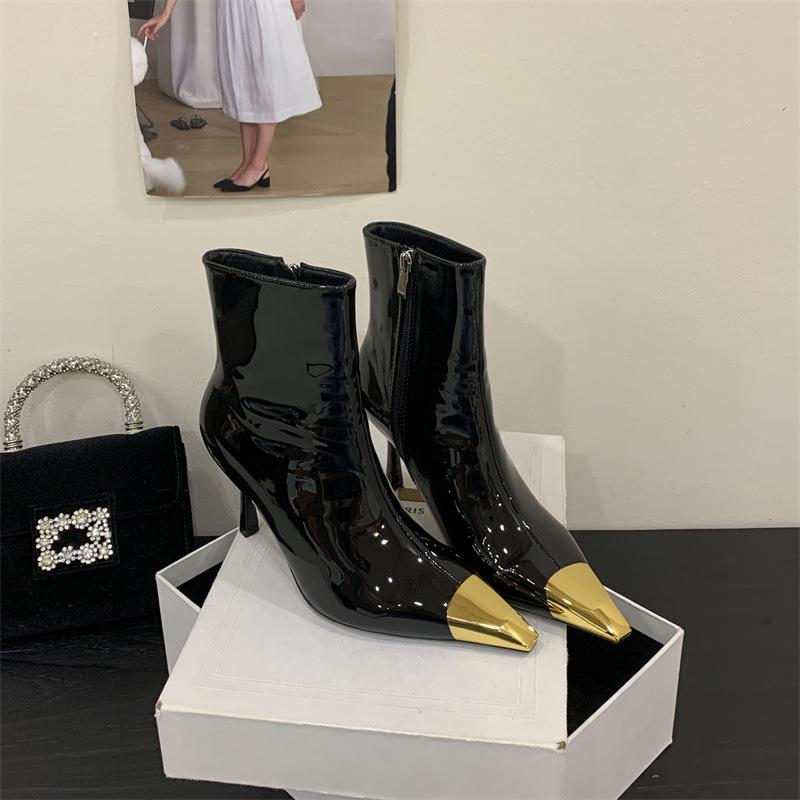 Miting kurze Stiefel Lackleder Metall spitz schwarz dünne Stiefel Damen Herbst und Winter neu hochhackig Temperament kurze Stiefel Damen