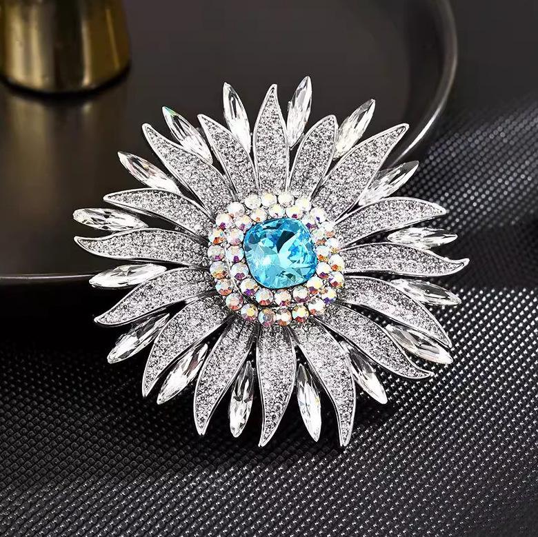 

Blue color flower brooch, high-end European and American crystal sunflower pin, light luxury high-end brooch with jewelry