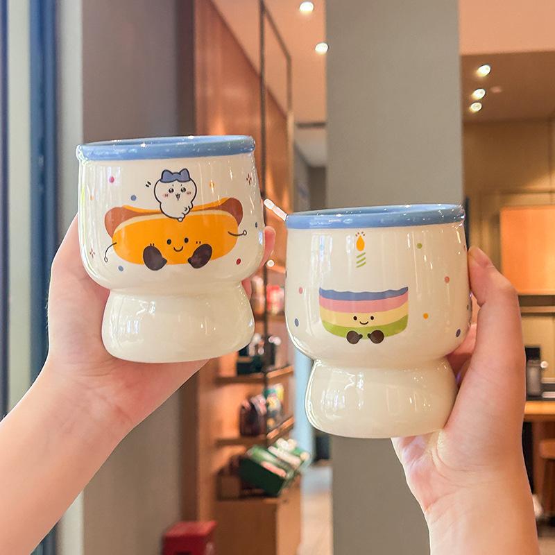 Birthday gift, girl holding a coffee cup, high-value ceramic latte cup, household drinking cup, and mug as a souvenir.