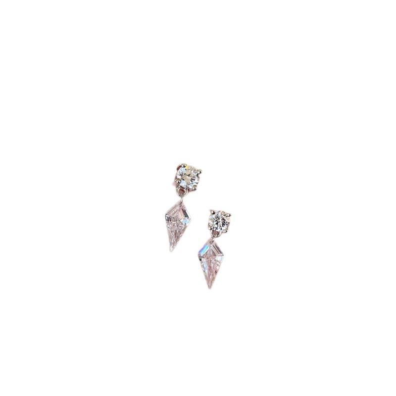 Exquisite Luxury Glittering Zircon Diamond-shaped Earrings for Women, Elegant and Simple, Resembling Moissanite In Style.
