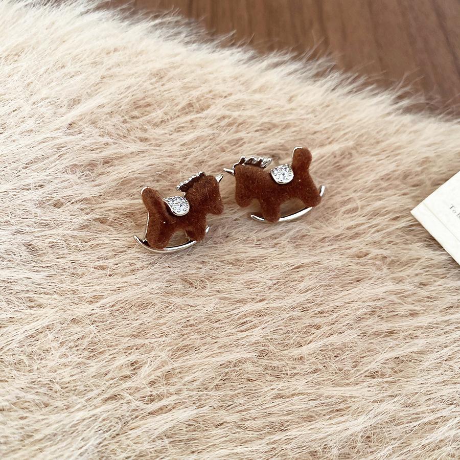 

Zircon flocked pony pendant earrings retro natal year versatile earrings new Chinese earrings