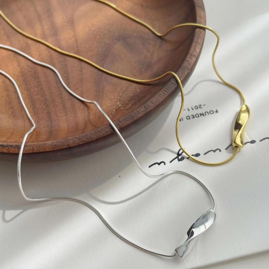 ins wind Mobius pendant necklace women do not fade light luxury niche collarbone chain