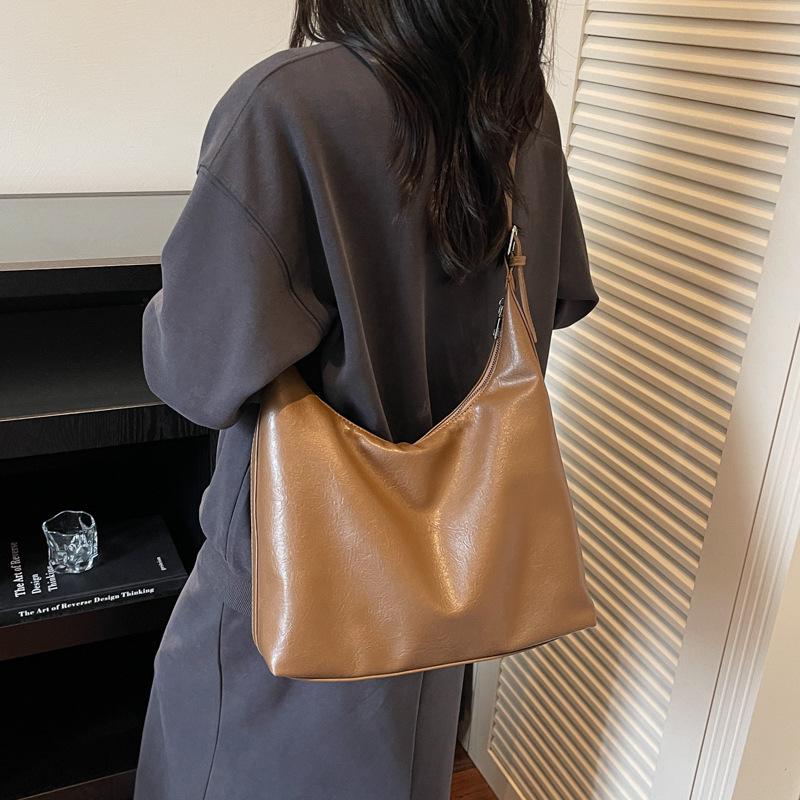 High-End Retro Crossbody Tote: Versatile, Trendy, Large Capacity for Women - Perfect for Class and Commute
