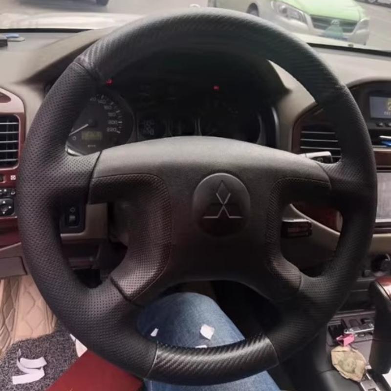 

Для Mitsubishi Pajero v73 v77 2004-2010 Черная кожаная оплетка руля с карбоновыми вставками, сшитая вручную style 1
