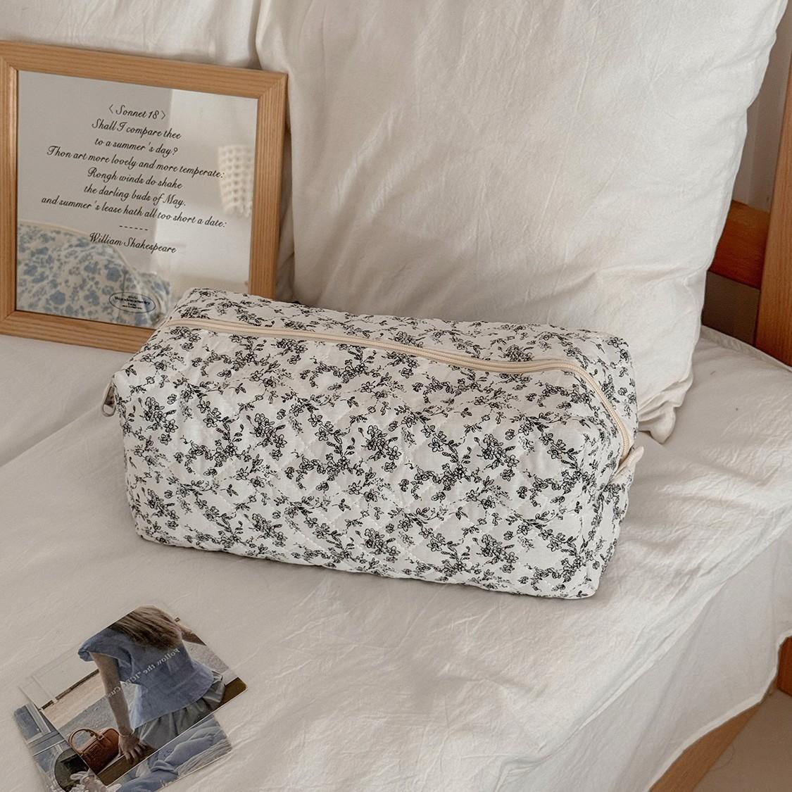 YT Simple Floral Quilted Makeup Bag Multifunctional Quilted Storage Bag for Home and Travel Gentle Large Capacity Portable Layer