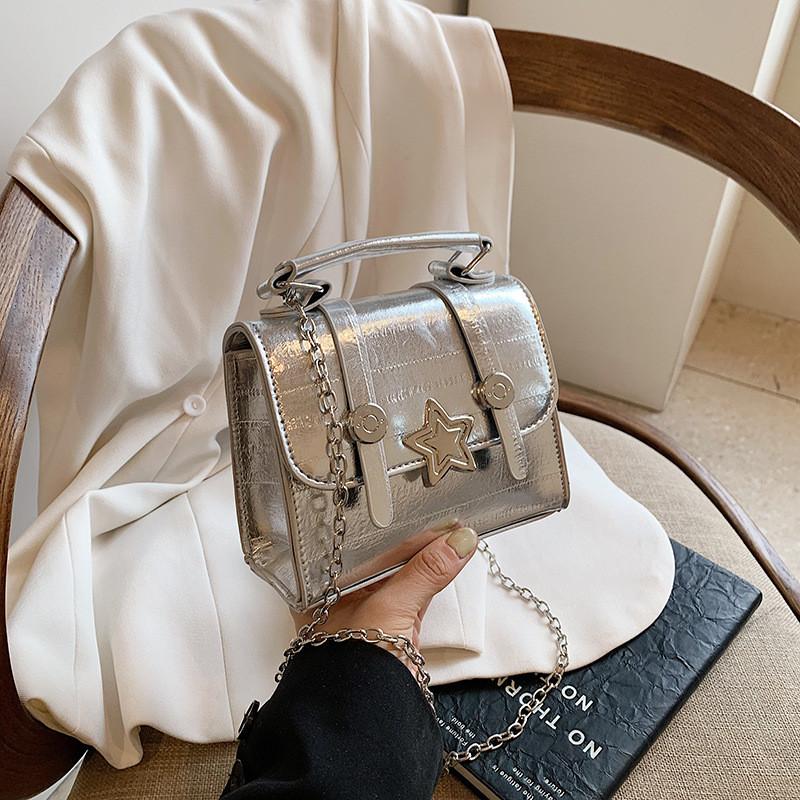 

Модна осінь 2024 Нова рожева лазерна мінімалістична ручна маленька квадратна сумка Silver