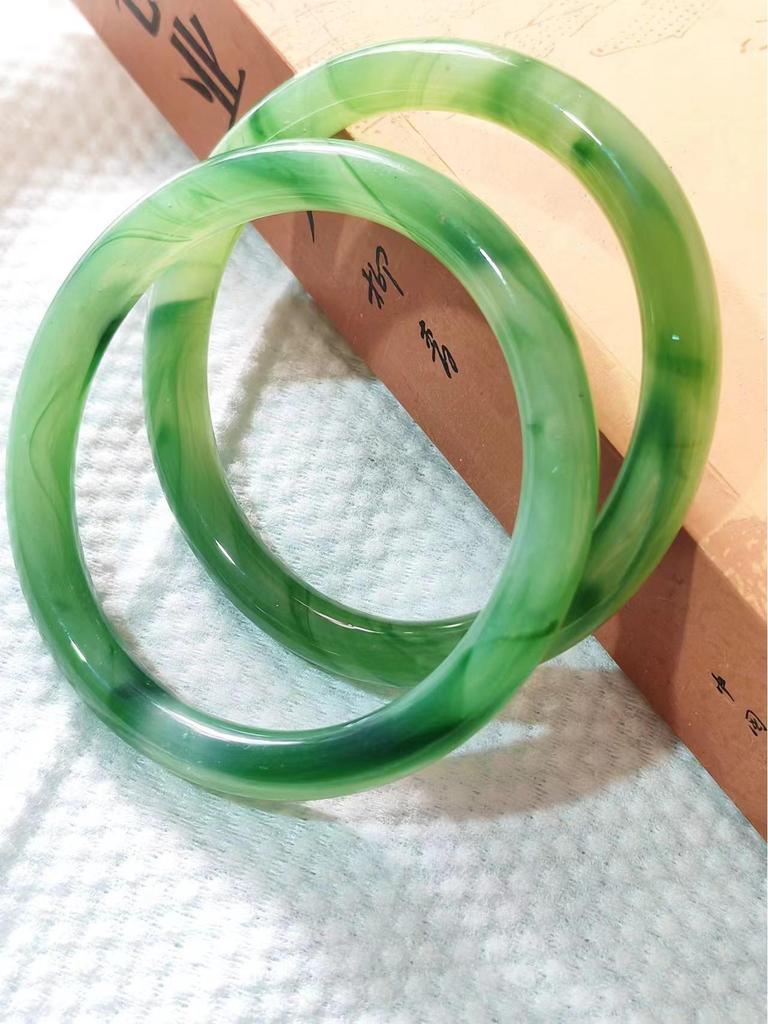 Elegant Chinese Style Jingle Bracelet: Ice-Transparent, Non-Fading Round Bangle Collection
