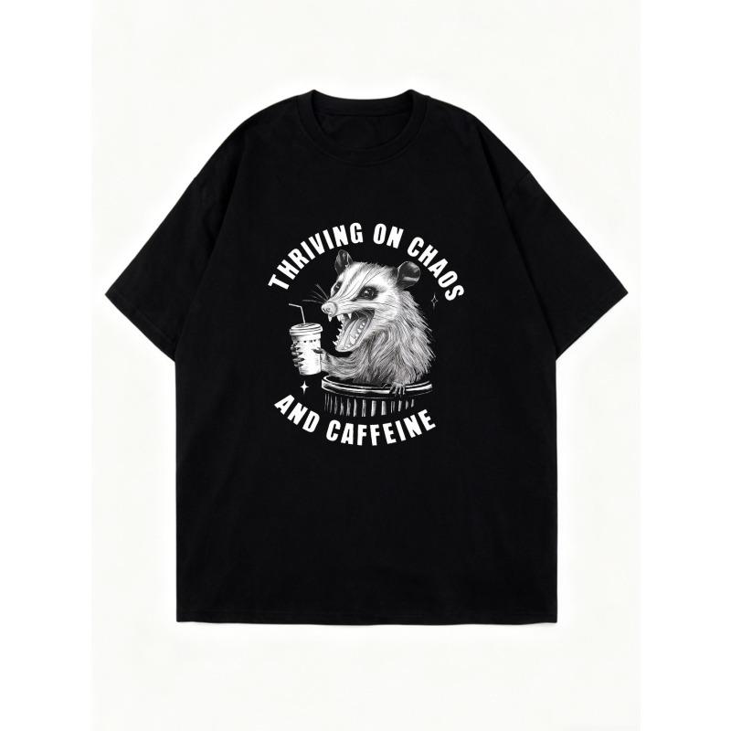 T-Shirt Oversize Possum Nero Che Tiene Tazza di Caffè Con Testo 'Thriving On Chaos And Caffeine' Grafica T-Shirt Per Abbigliamento Casual e Stile Quotidiano
