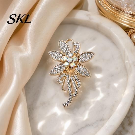 Anti-oxidation Brooch Pin, 3D Flower Design with Sparkling Rhinestones, Lapel Pin Strong Buckle Badge for Coats Shirts Bags Accessories Non-fading