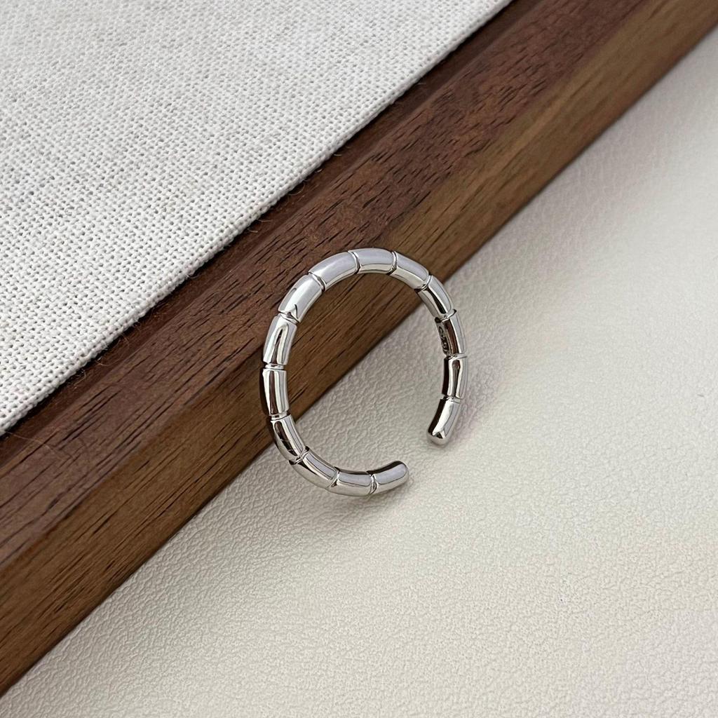 Eleganter offener Bambusring: Glatte, klassische und vielseitige Eleganz für einen minimalistischen Touch