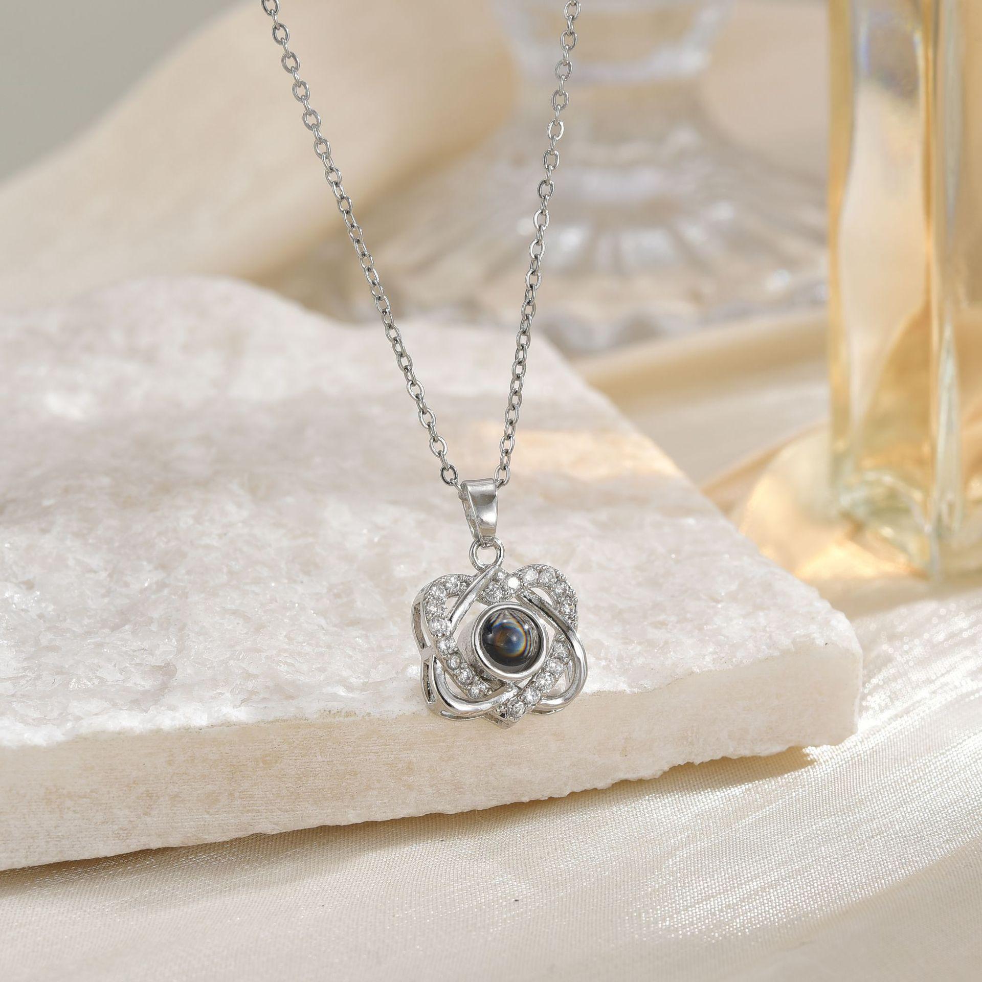 

Намисто з проекцією 100 мовами у формі серця з мікропаве цирконом на День святого Валентина