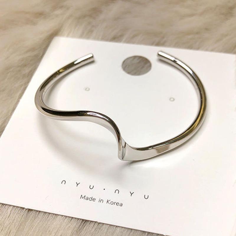 Cold Wave Pattern Bracelet - A Unique and Versatile Design for Women, Featuring Simple and Elegant Design On The Opening of The Bracelet