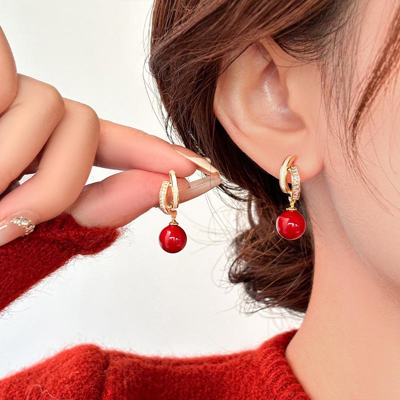 

Ancola Red Shell Pearl Ear Clips – 2025 New High-End Style, No Piercing Needed, Unique Jewelry for Women
