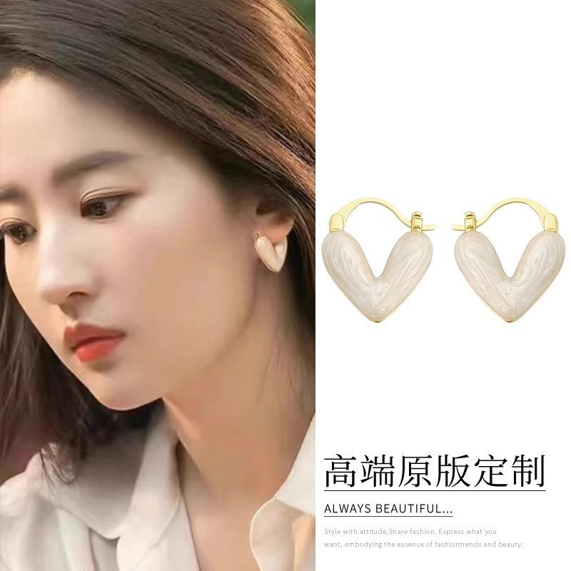 New Dripping Love Ear Buckle Light Luxury French Heart Temperament Earrings Niche Design Versatile Earrings