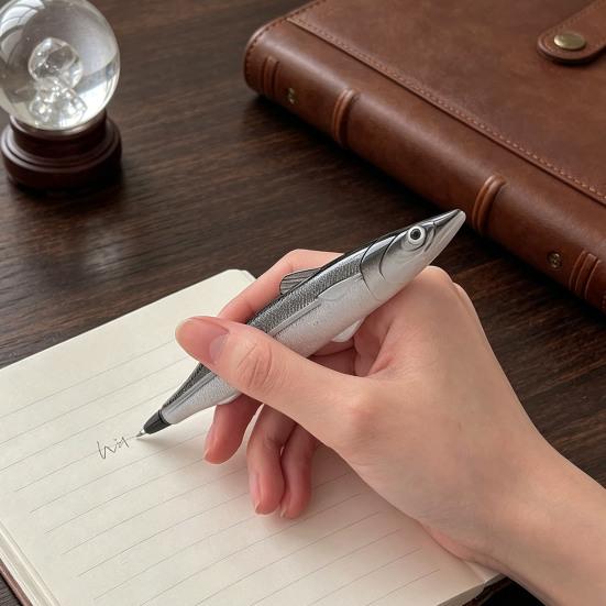 Lustiger Realistischer Gesalzener Fisch Stift Einziehbarer Kugelschreiber Neuheit Schwarzer Gel-Tinte Stift Glattes Schreiben Niedliche Schrullige Schreibwaren für Schüler Büro