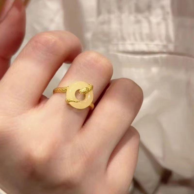 Seiko Spirit Snake White Chalcedony Safety Buckle Necklace Female Versatile Temperament Delicate Year of the Snake Clavicle Chain Advanced Sense