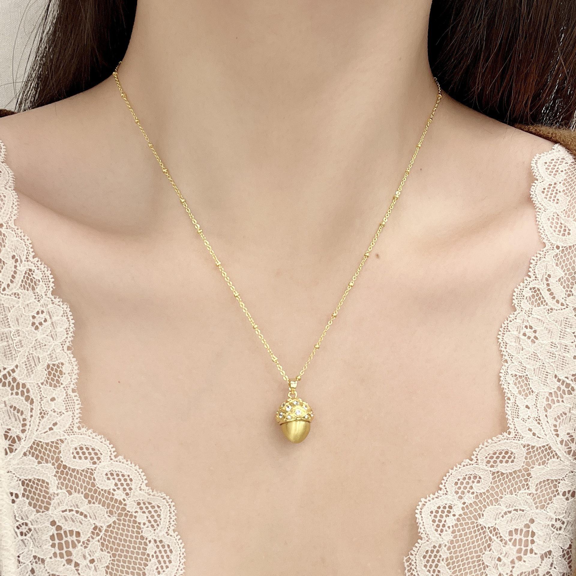 

Ожерелье из цирконов в стиле средневековья в форме сосновой шишки: Элегантный, ретро и универсальный модный кулон Hazelnut Zircon Necklace золотой