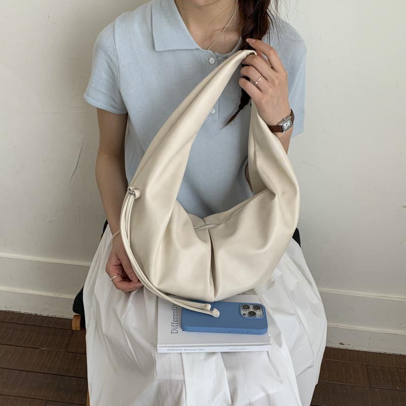IELGY Ladies Dumpling Bag Large Capacity Commuter Shoulder Cloud Pleated Messenger Bag