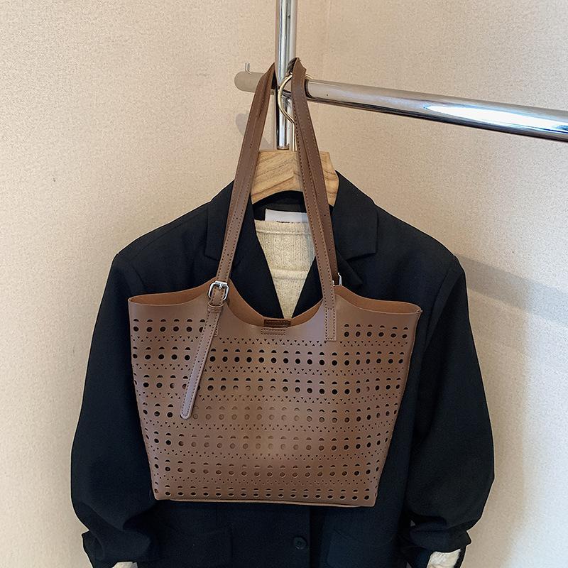 

Summer bag large capacity women s armpit commuter bag 2025 new simple hollow tote bag fashionable shoulder bag коричневый