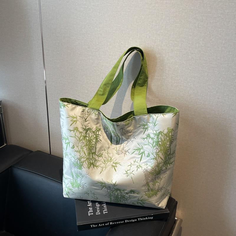 

2025 новая нишевая дизайнерская сумка женская повседневная сумка-тоут большой вместимости на плечо для студентки колледжа для поездок на работу женская зелёный