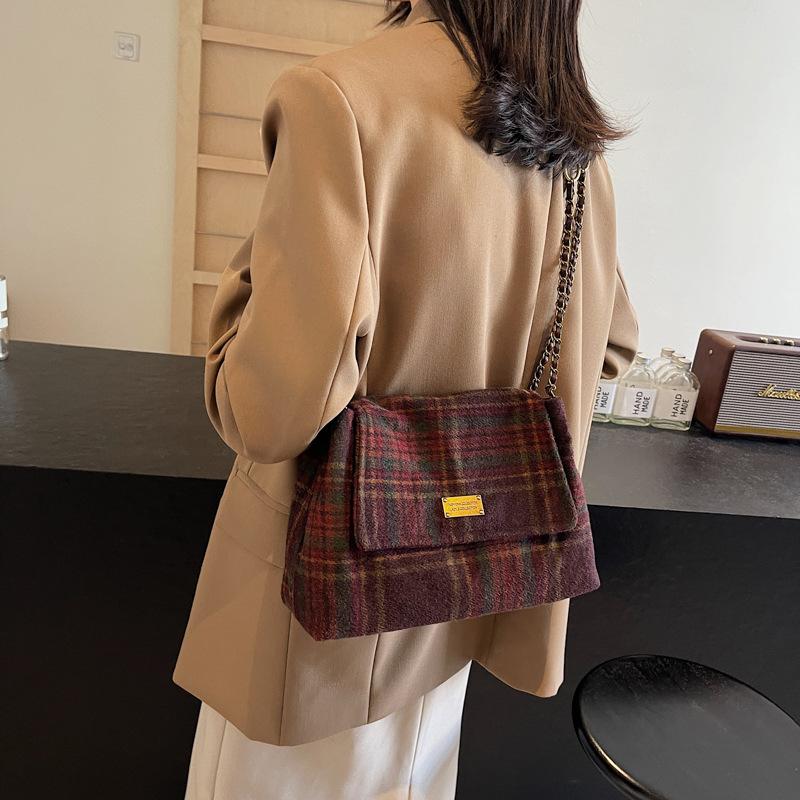 

Autumn and winter large-capacity woolen bag 2025 new women s bag popular foreign versatile chain single shoulder armpit bag 30*10*19 темно-коричневого