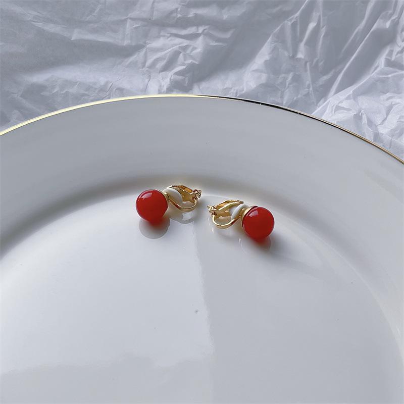 Vielseitige Retro-Mode Ohrringe mit Perlen und Katzenauge: Rote, nicht durchstechende Mückencoil-Ohrclips für Damen