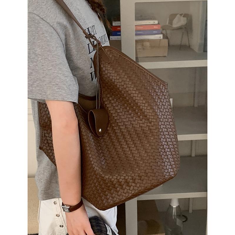 Retro High-end Underarm Bag Commuter Women's Bag 2025 New Large Capacity Woven Bag Simple Vegetable Basket Bag