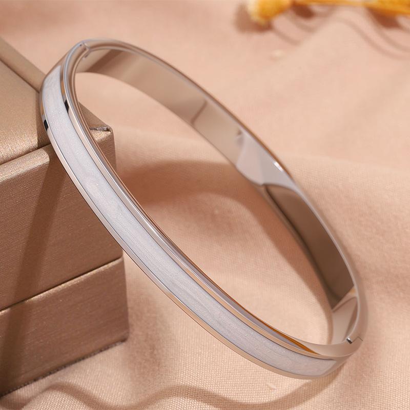 Hot-selling titanium steel bracelet, girls' high-end sense of fashion, popular light luxury in Europe and the United States, Gypsy star love diamond