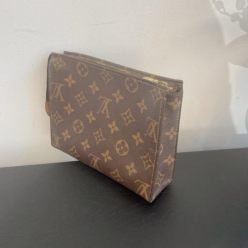 [Pre-Owned] Poche Toilette 19 Classic Monogram Versatile Portable Canvas Toiletry Bag Clutch - Very Good #4QWCT9