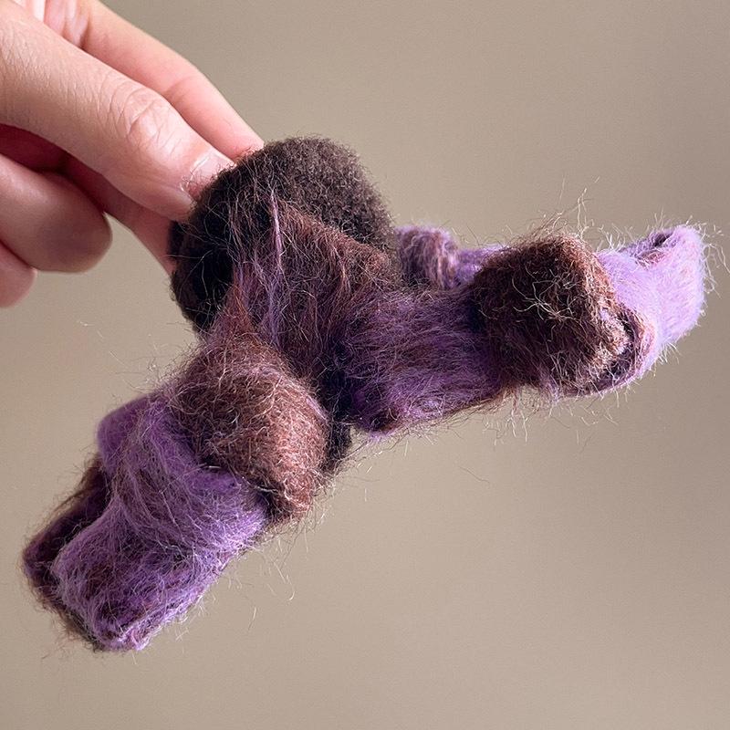 

Elegant Retro Woolen Large Claw Hair Clip – Colorful Shark Clip for Autumn & Winter