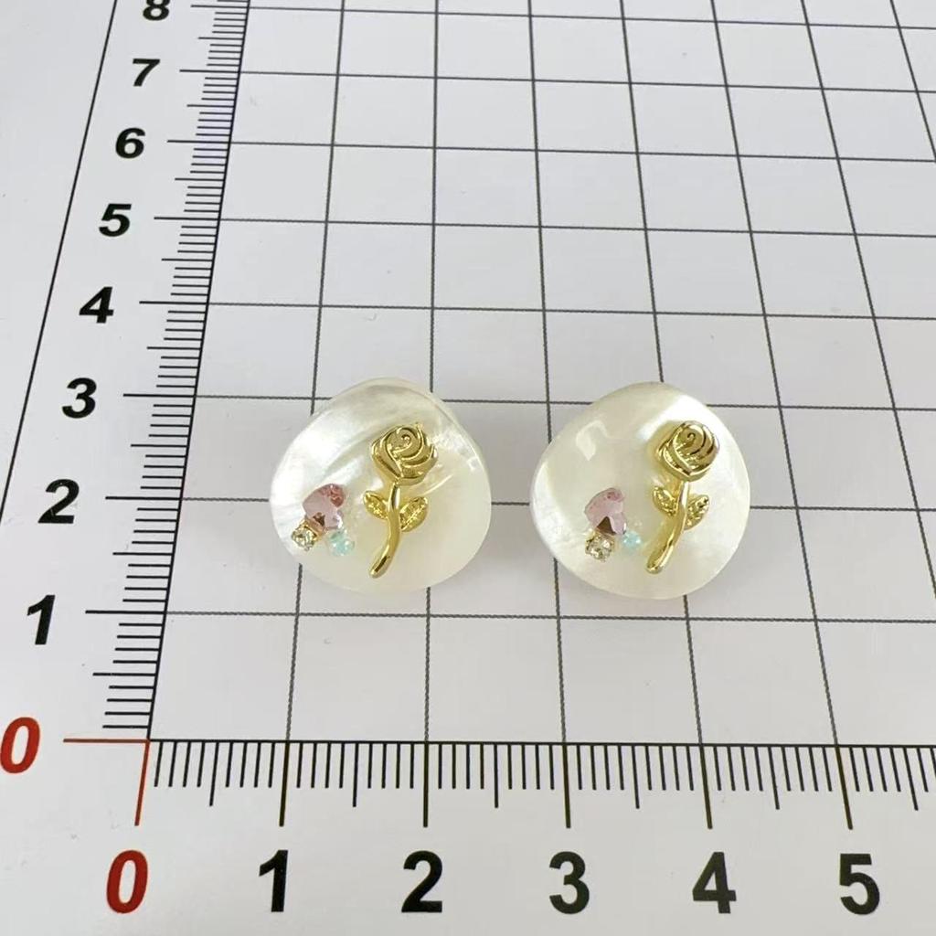 Fresh Seashell Flower Stud Earrings: Exquisite Minimalist Fashion for Women
