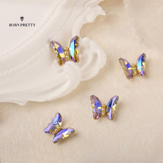 Dobré kouzla na nehty Ozdoby na nehty krásně aplikují jasnou barvu