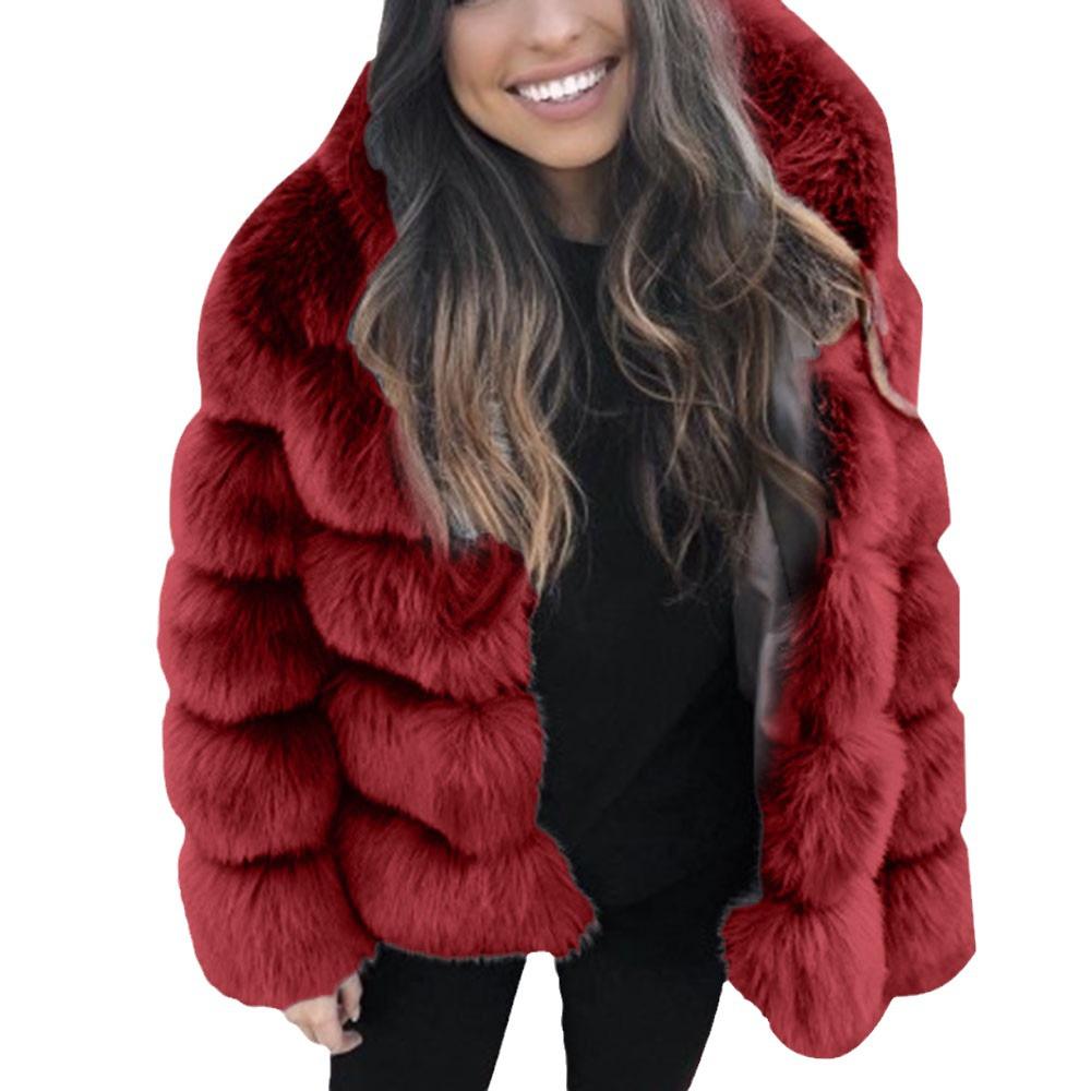 Cappotto da donna slim-fit di media lunghezza con cappuccio in ecopelliccia Autunno/Inverno 2025