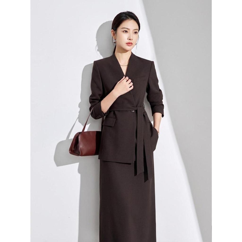 Elegant Coffee-Colored Collarless Skirt Suit for Women with Waist-Cinching Belt - Perfect for Urban Professional Style and Commuting.