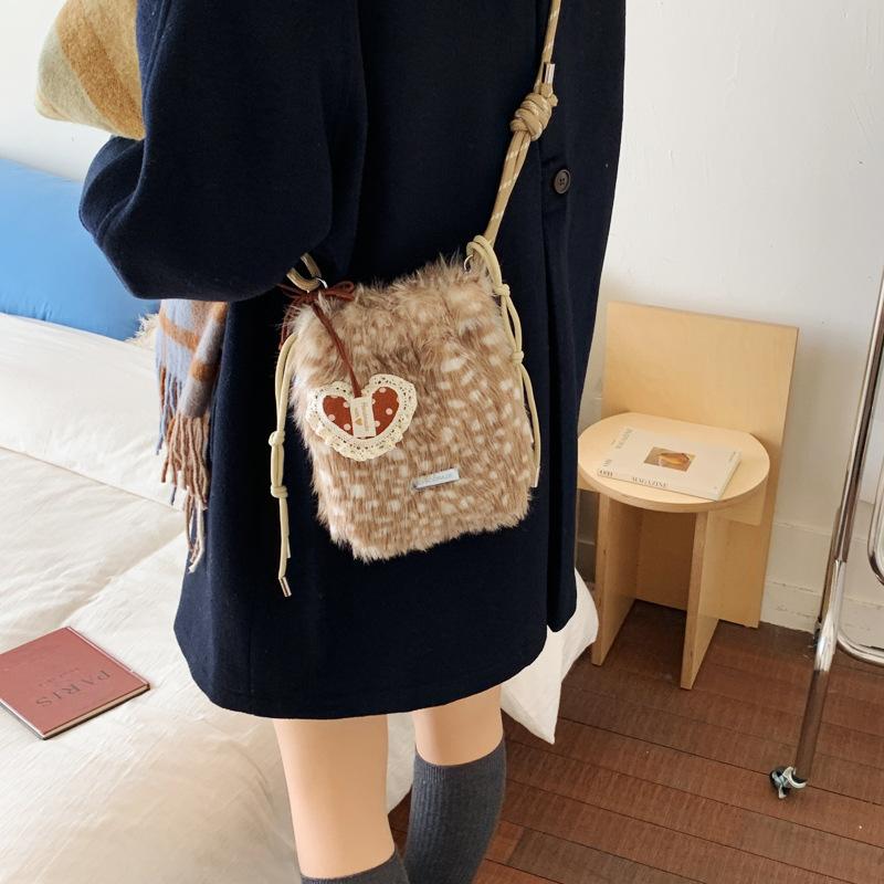 Autumn and winter niche sweet furry shoulder bag women's fashion versatile handbag portable commuter bag