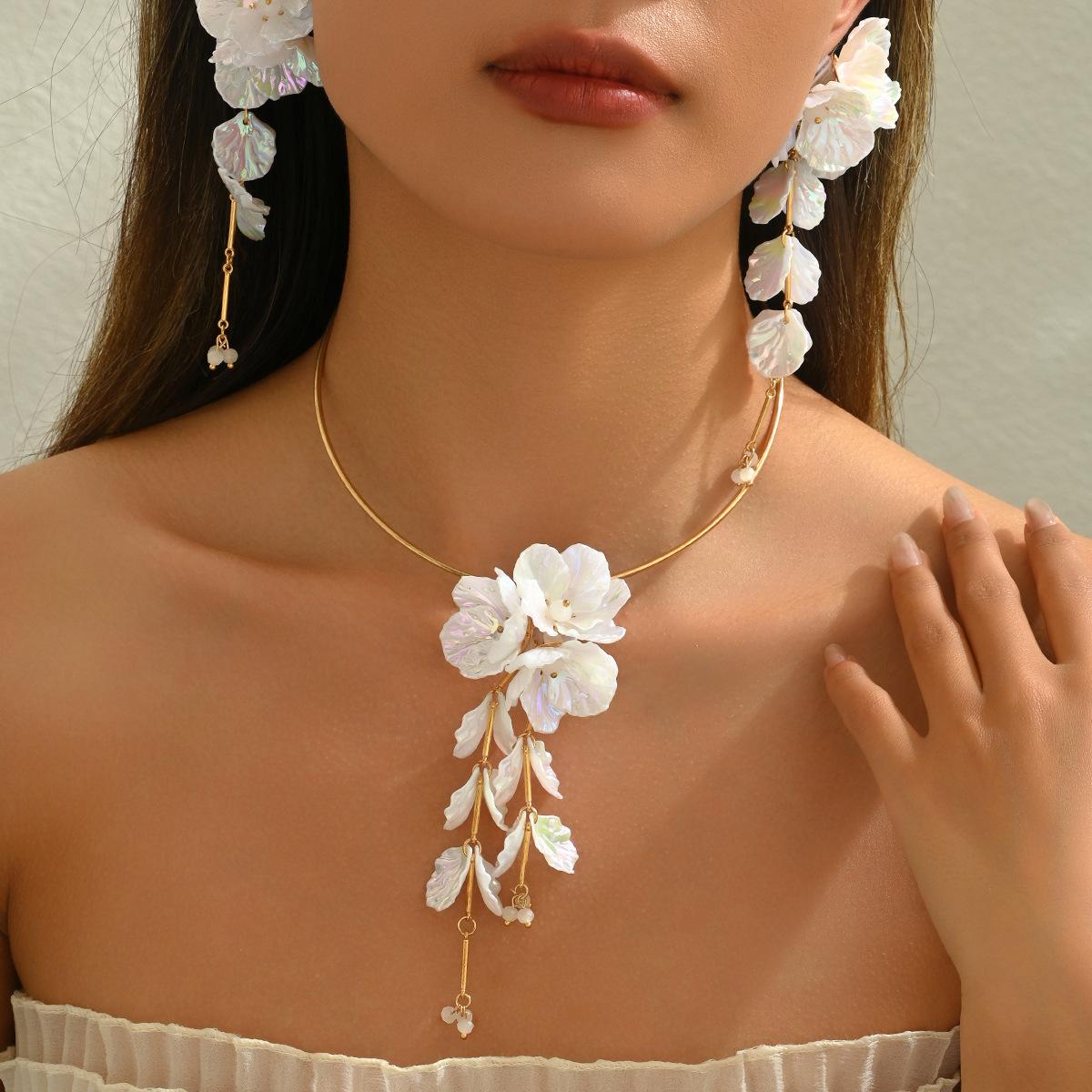 

2025 новый корейский стиль женский набор украшений ожерелье и серьги цветок маленький свежий дизайн колье серьги женская мода