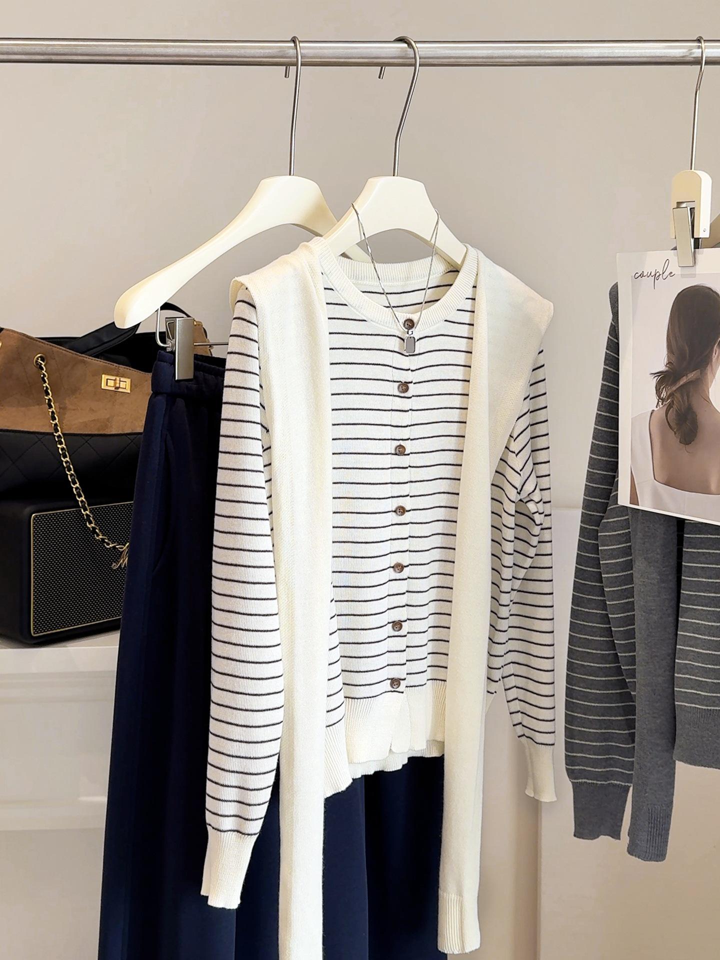 

Женский трикотажный комплект в полоску Весна/Осень 2025: Свитер с круглым вырезом, короткий, свободного кроя и базовая рубашка. One Size