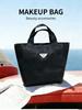 Prada Schwarze Mini-Tragetasche Make-up-Tasche Dreieckiges Metall-Logo Tragbare Hand-Kosmetik-Aufbewahrungstasche für Damen Reise Täglich