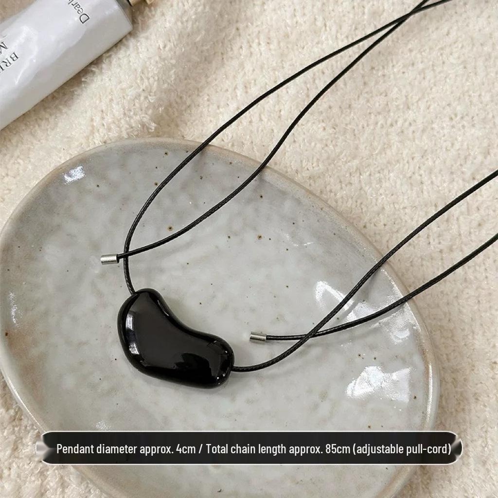 

Zhang Yue er Elegant Red Heart Necklace: European & American Style with Black Rope Chain