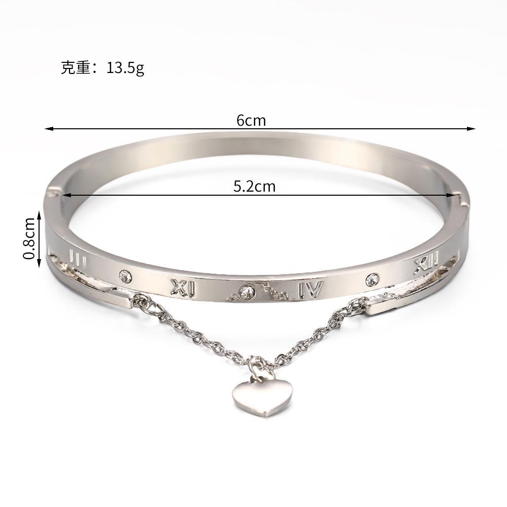 European Beautiful Women's Heart Bracelet Roman Numerals Love Pendant Fashion Versatile Personality Bracelet Jewelry Gift Bracelet