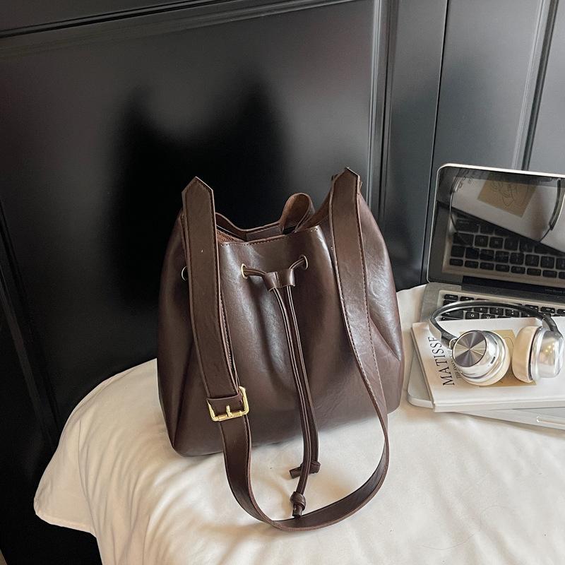 

Ретро маленькая сумка высокой стоимости женская 2025 осень новая в иностранном стиле сумка-мессенджер модная и стильная на плечо сумка-ведро