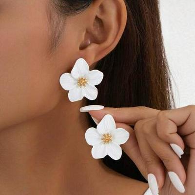 White Floral Retro Stud Earrings for Women - Elegant, Versatile, High-End Fashion Accessory
