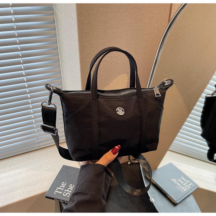 

Canvas bag women s summer new niche design messenger bag simple and versatile portable work small square bag чорний
