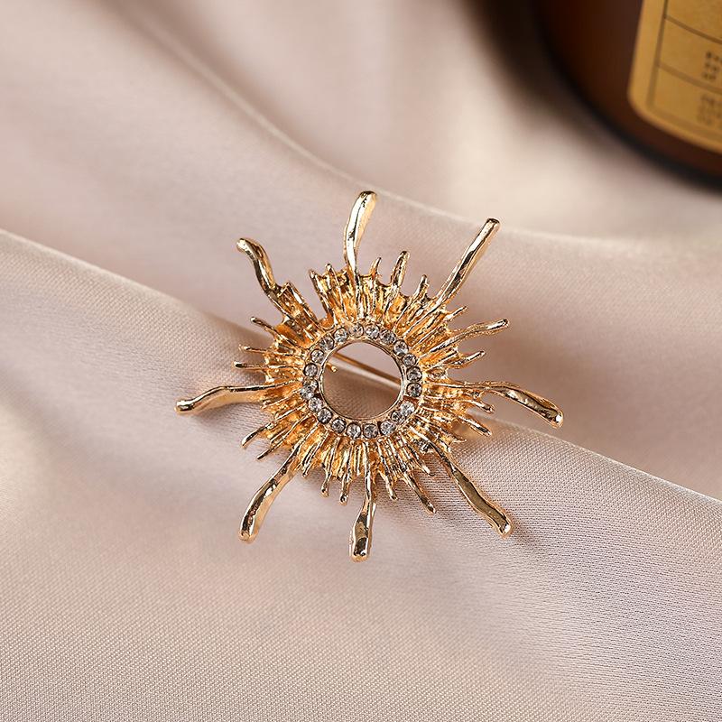 Retro Alloy Sun God Badge Brooch, High-end, Light Luxury, Niche and Exaggerated Brooch, Women's Baroque Corsage