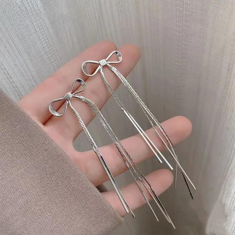 

Уникальные серебряные серьги-кисточки в форме банта для женщин с круглыми лицами — идеальный вариант для стильного, нишевого стиля. Bow Tassel Earrings серебряный